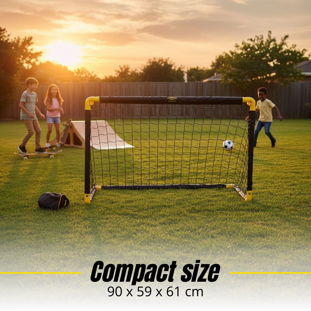 Kinderen spelen op gras met voetbaldoel en bal bij zonsondergang.