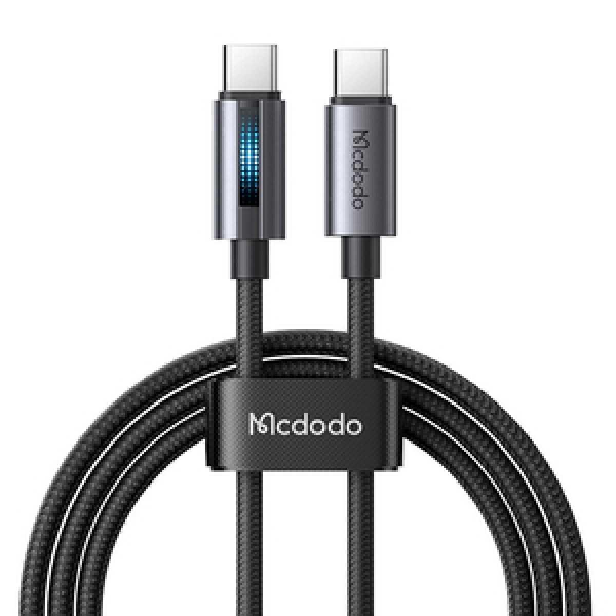 Gümüş konektörlü ve mavi ışık göstergeli iki USB-C kablosu.