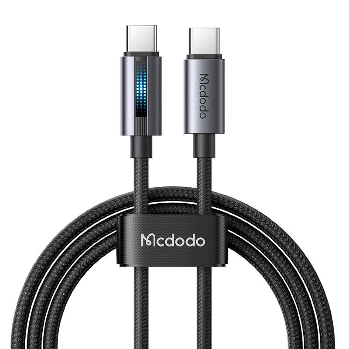 Gümüş konektörlü ve mavi LED göstergeli iki McDodo USB-C kablosu.
