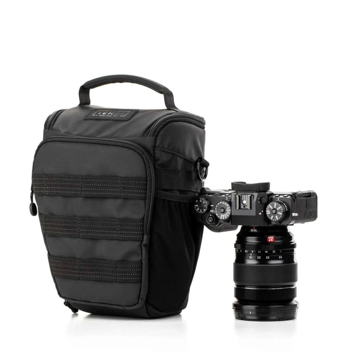 Zwarte cameratas met aan de zijkant een camerabody en lens bevestigd.