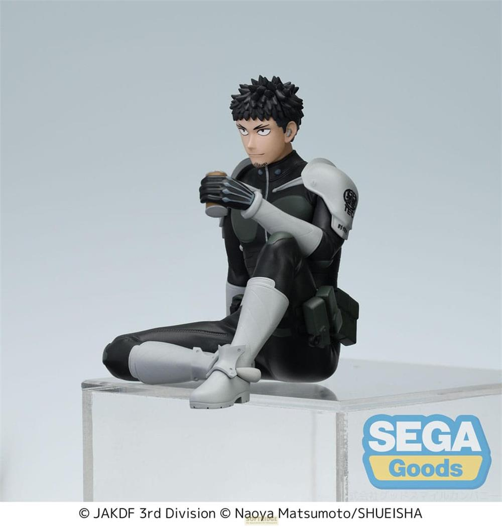 Una figura de hombre con atuendo negro está sentado bebiendo de una taza.