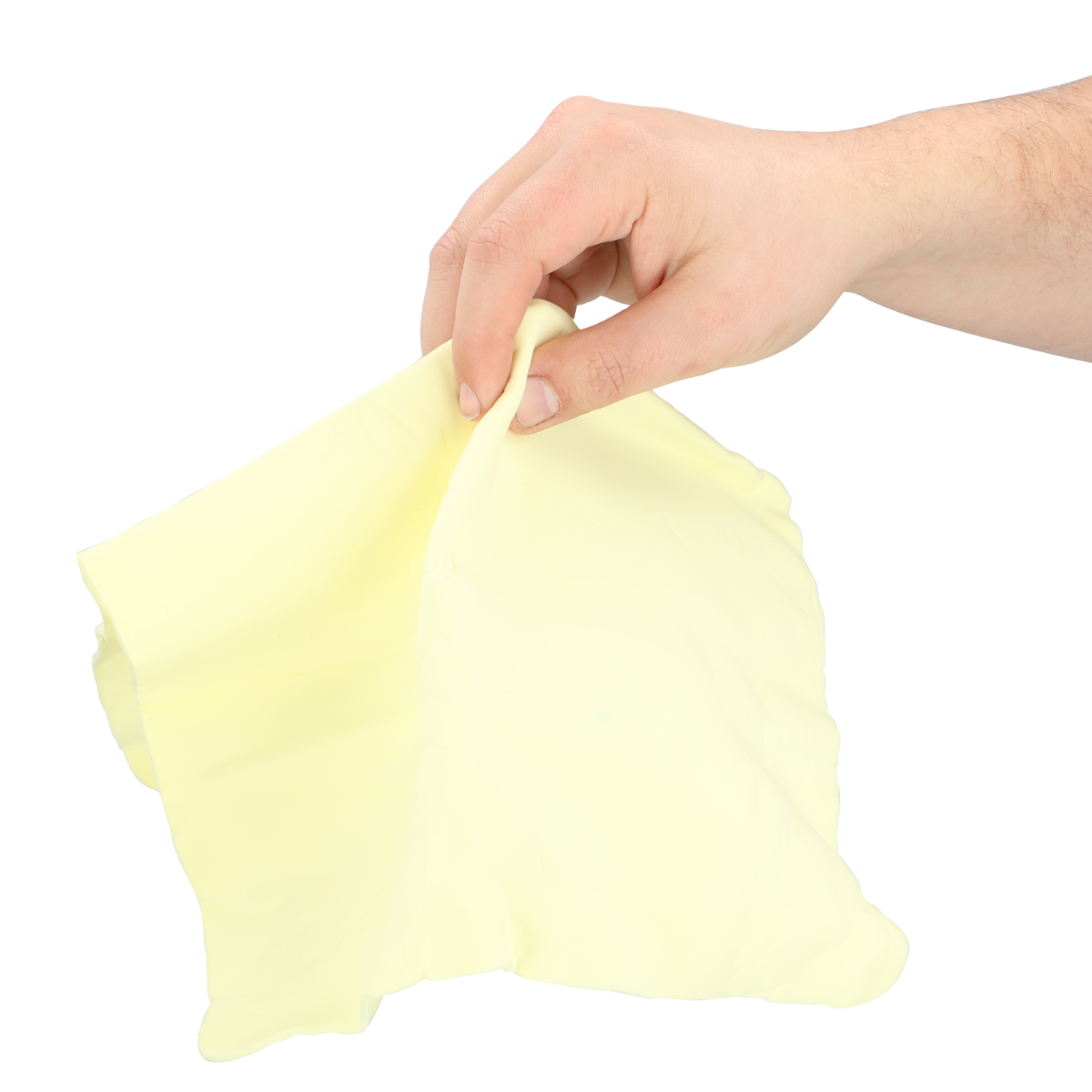 Een hand houdt een lichtgele doek vast met twee vingers.