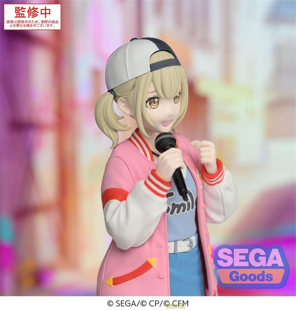 Anime-Figur einer Sängerin mit Mikrofon, trägt eine rosa Jacke und Kappe.