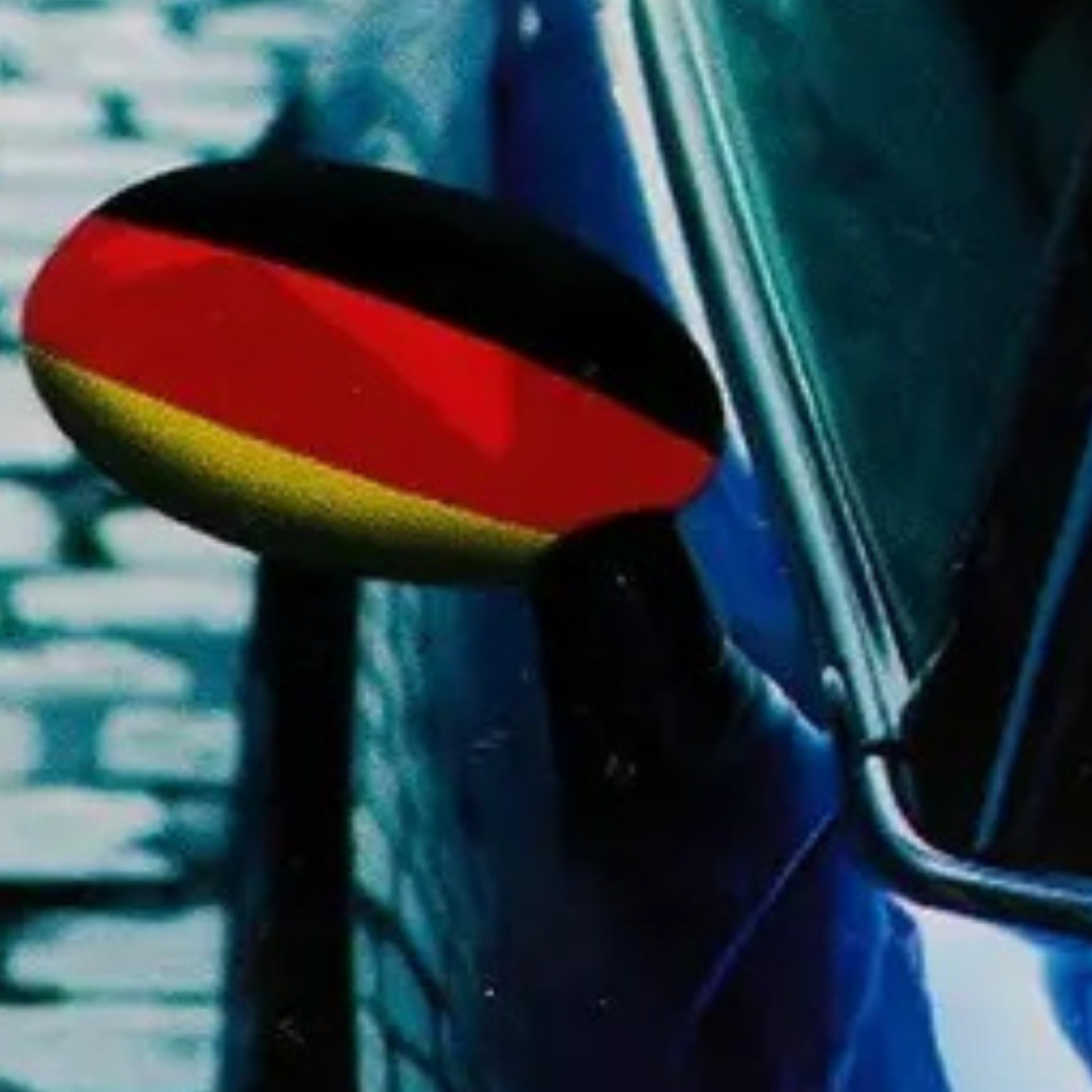 Autoseiten-Spiegel mit deutscher Flagge in Schwarz-Rot-Gold.