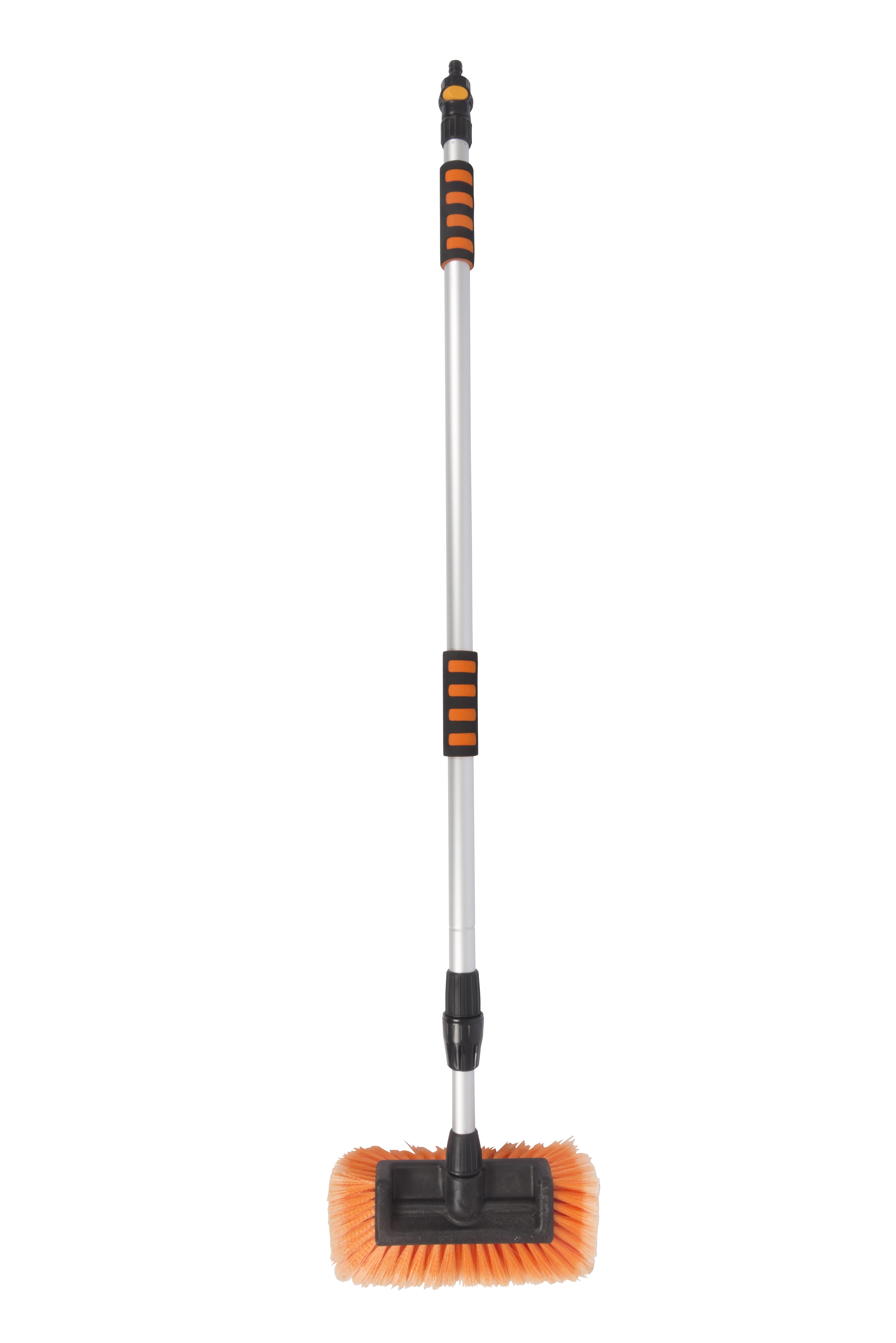 Een uitschuifbare autowasborstel met oranje borstelharen en een zwarte steel.
