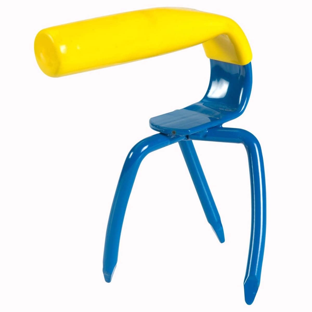 Un outil de jardin bleu et jaune à trois dents et un manche courbé.