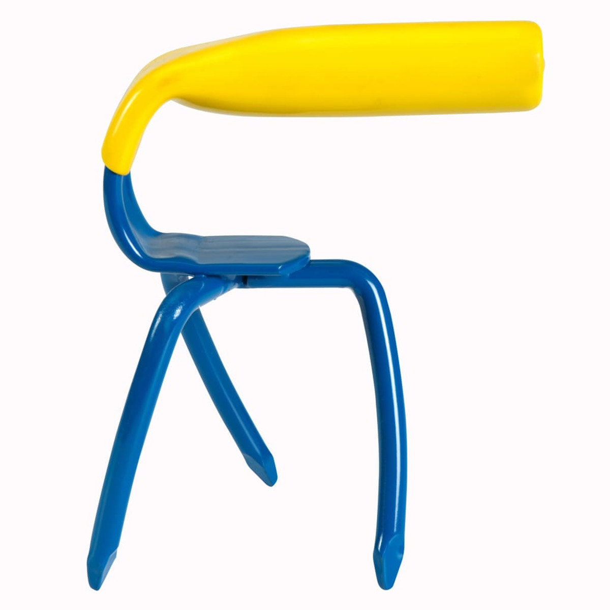 Chaise en métal bleu avec assise et dossier en plastique jaune, sur fond blanc.