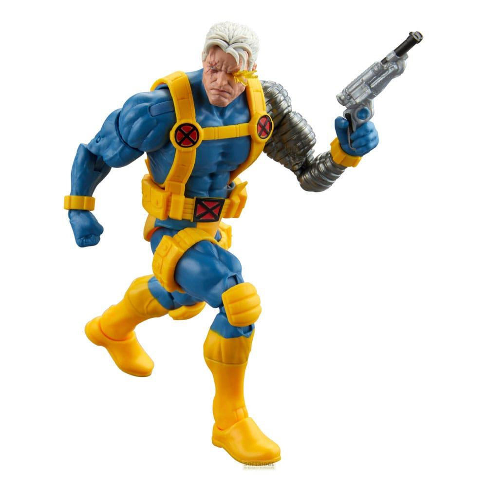 Una figura de acción del personaje Cable lleva un traje azul con detalles amarillos y sostiene un arma plateada.