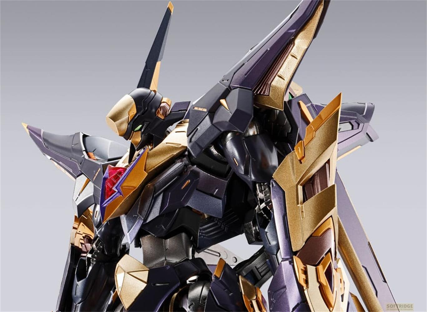 Un mech viola scuro e oro con ali a punta e occhi verdi.