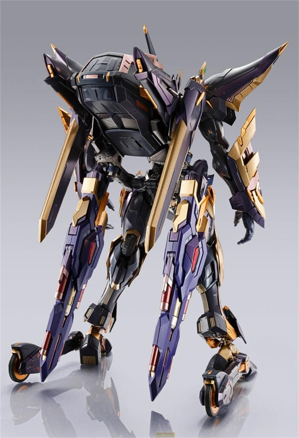Un mech viola e oro con spalle larghe e bordi affilati.