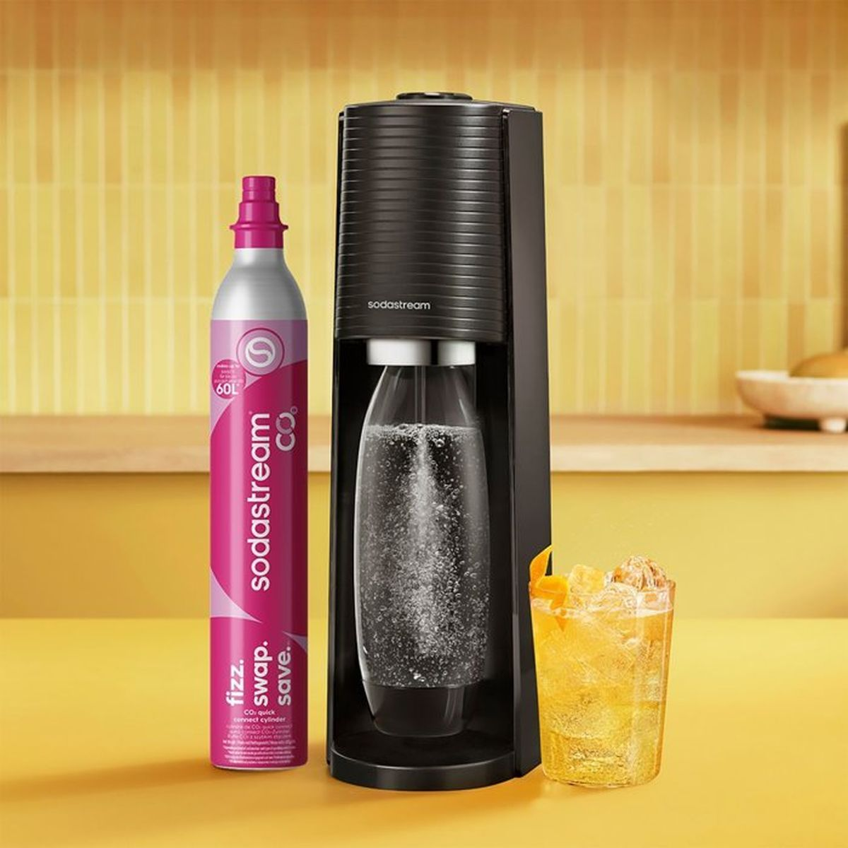 Ein SodaStream-Gerät mit CO2-Zylinder und einem Getränk.