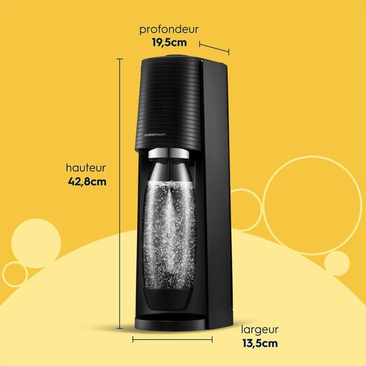 Schwarzer Sodastream Wassersprudler mit Maßen: H 42,8cm, T 19,5cm, B 13,5cm.