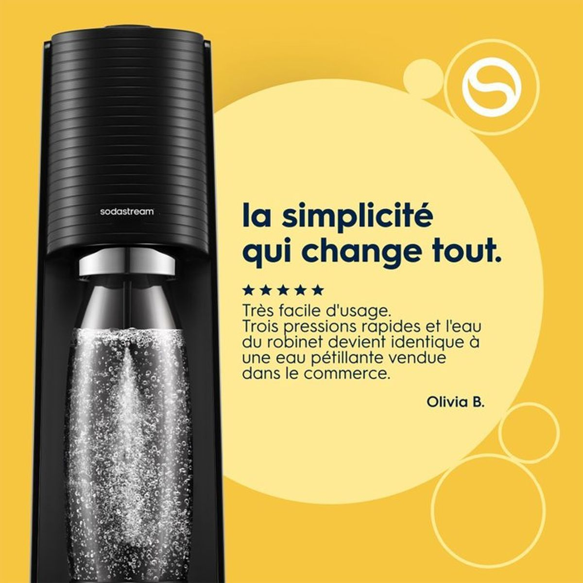 Ein schwarzer Sodastream mit einer sprudelnden Wasserflasche. Text wirbt für Einfachheit.