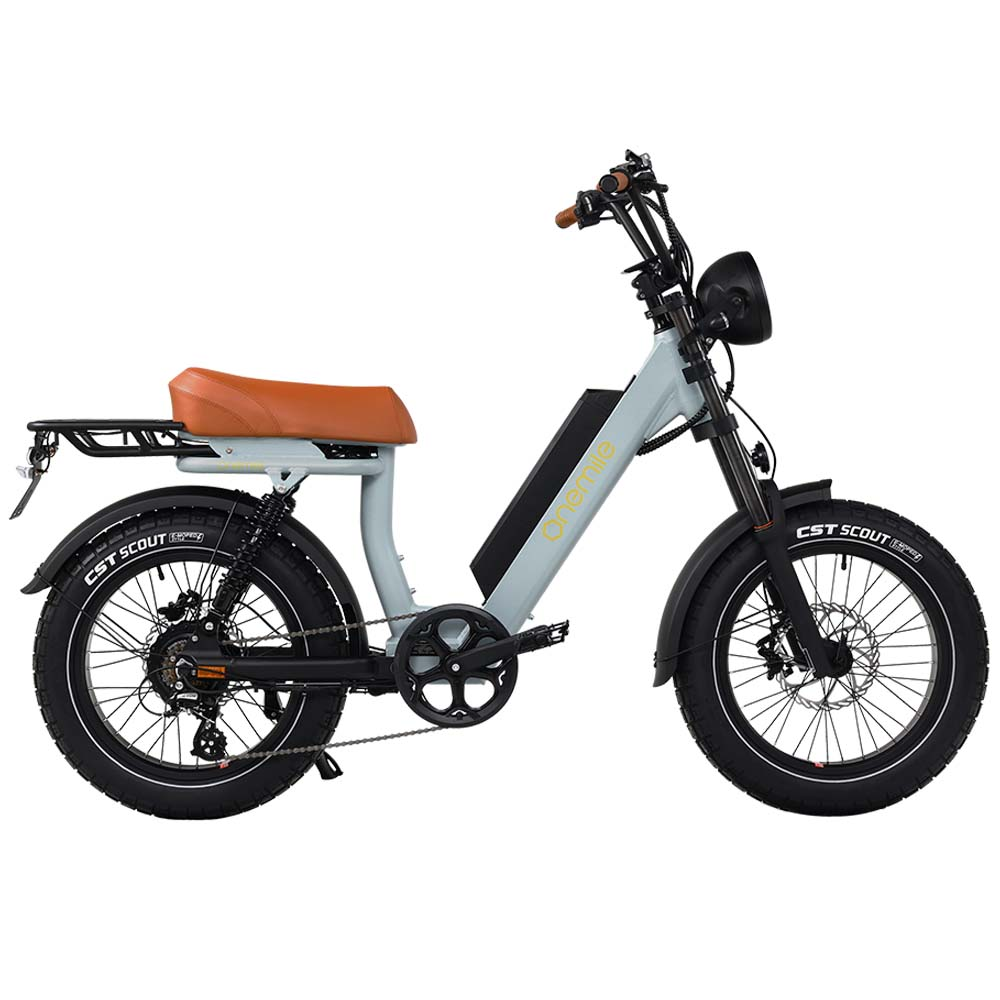 Una bicicleta eléctrica azul claro con asiento marrón, portaequipajes trasero y neumáticos anchos.