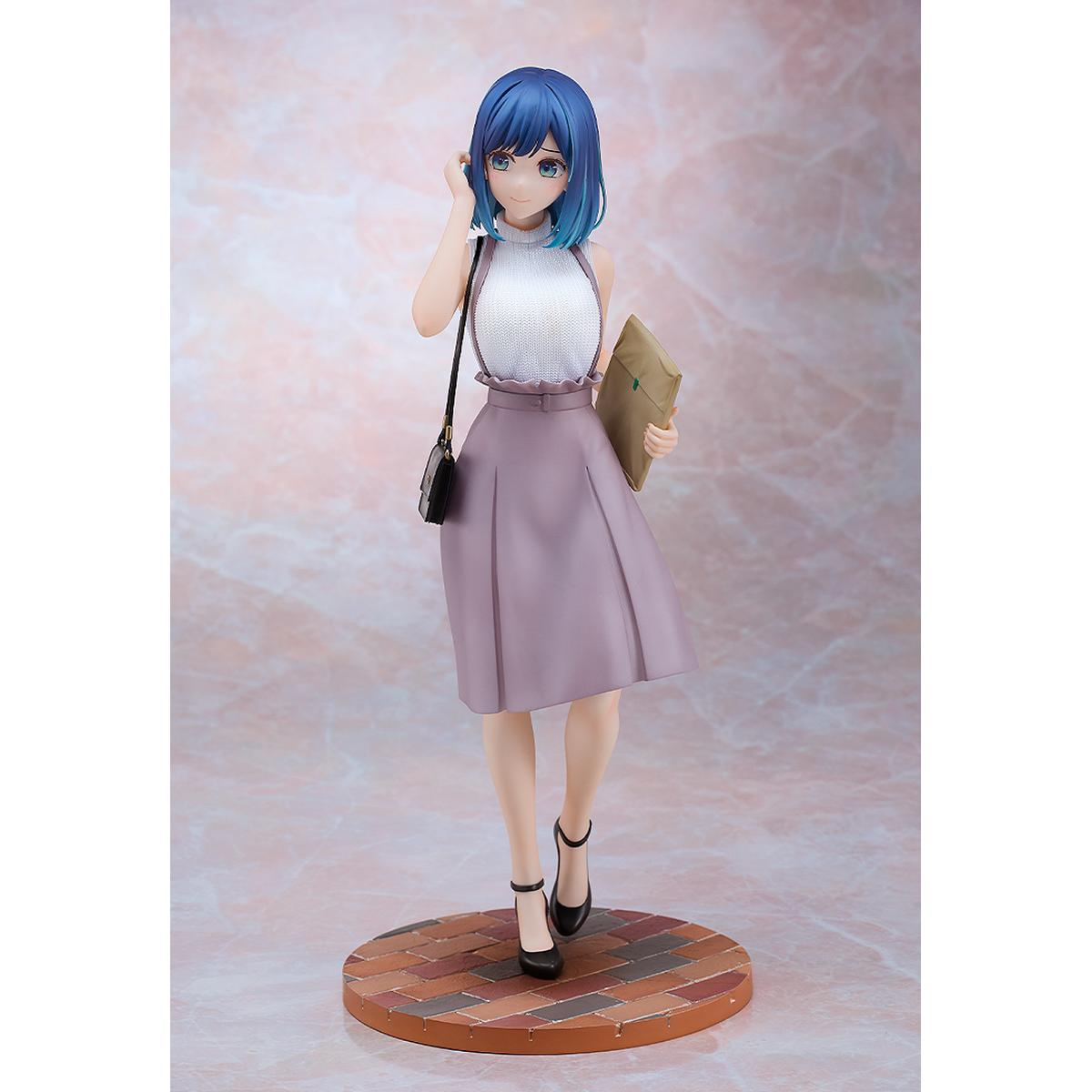 Figura de pelo azul con top blanco y falda morada. Lleva un bolso.