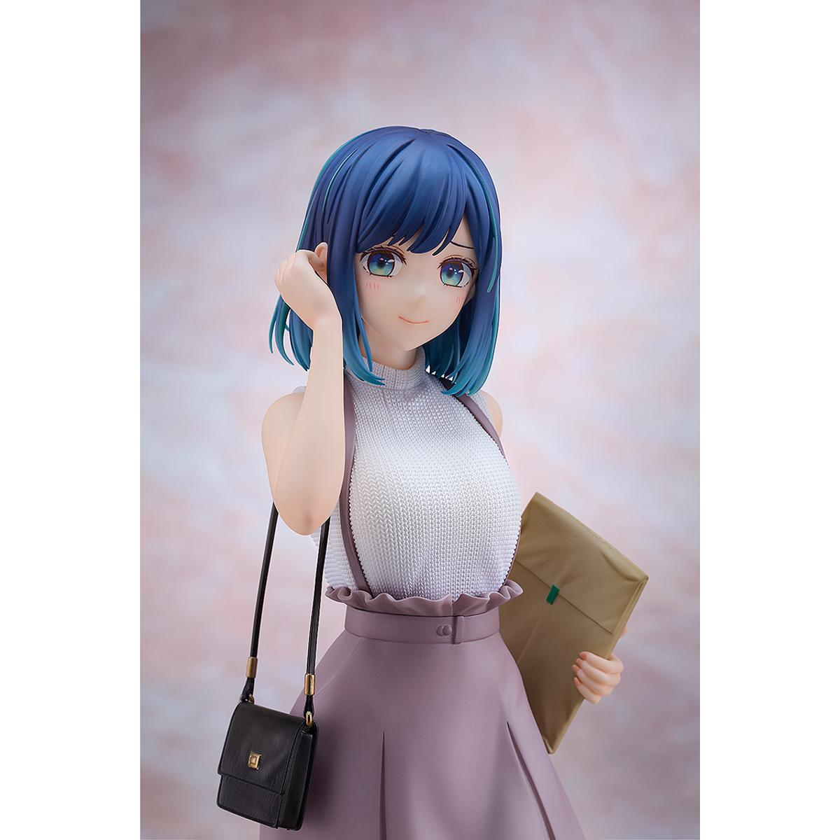 Figura de anime de una chica con pelo azul, chaleco blanco y falda morada.