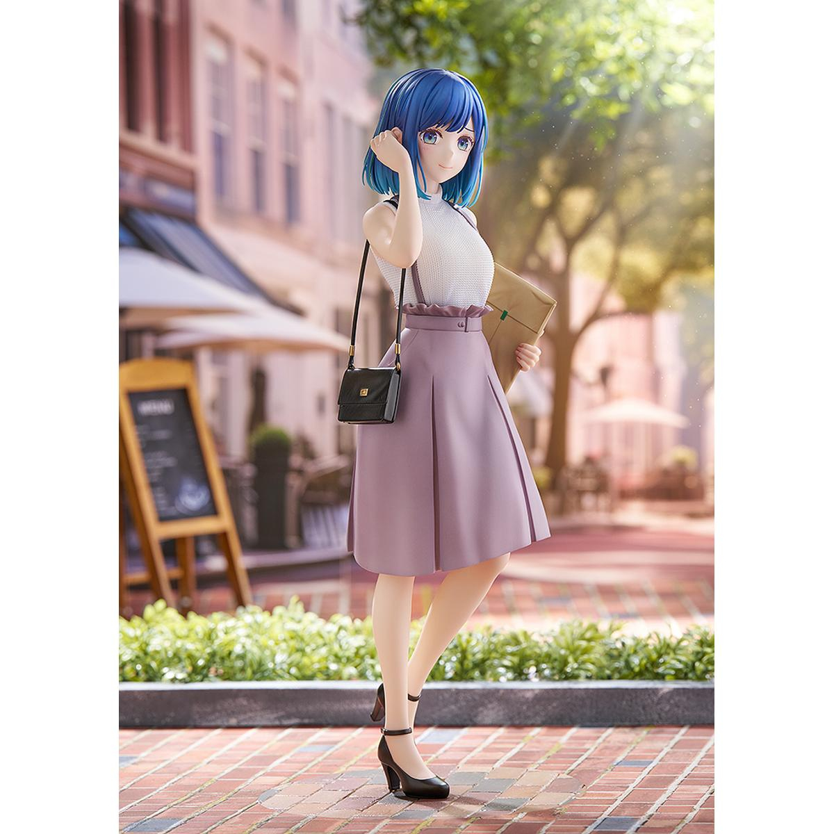 Figura de anime de una chica con pelo azul que lleva una falda morada y chaleco blanco.