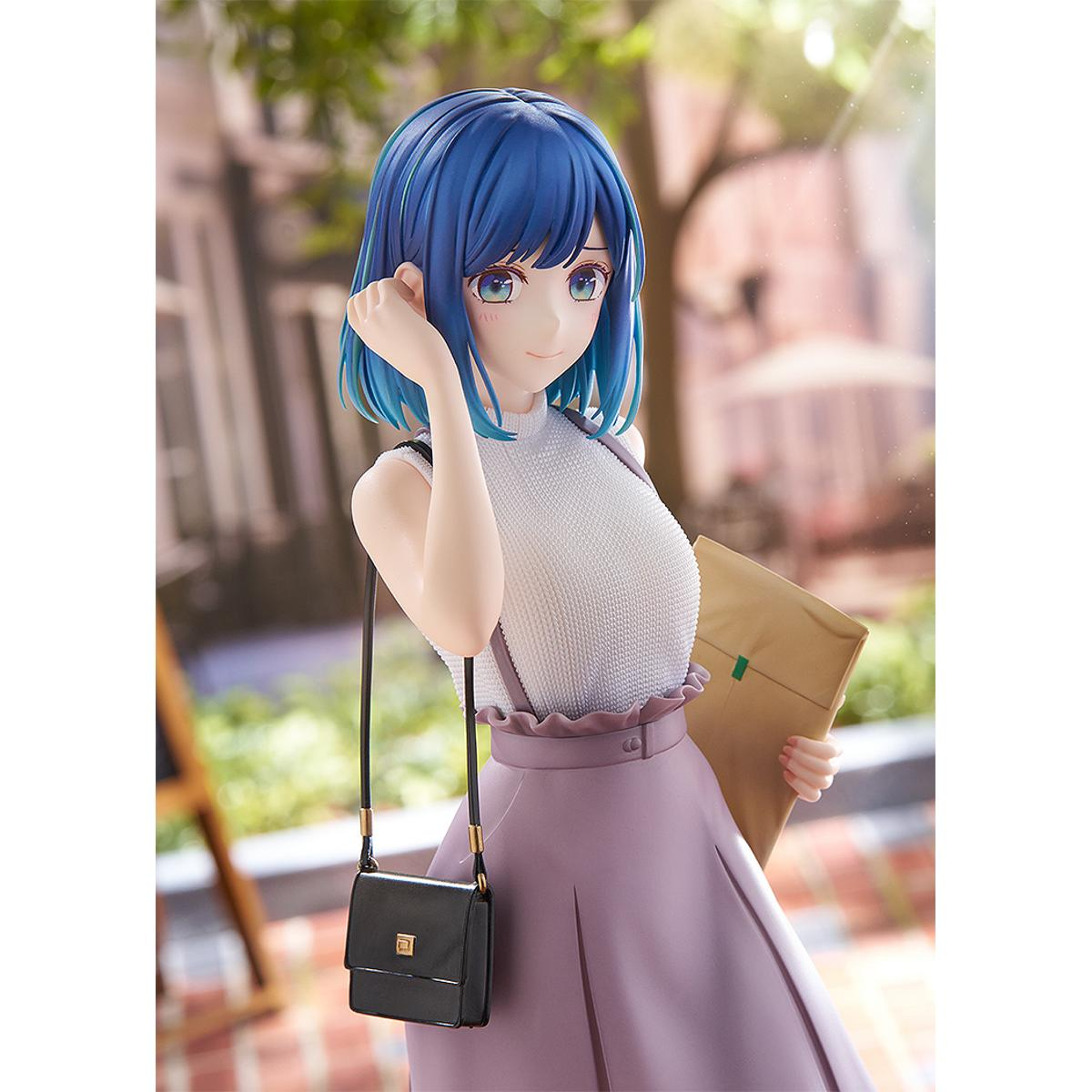 Figura de anime de una joven de pelo azul, con bolso y carpeta marrón.