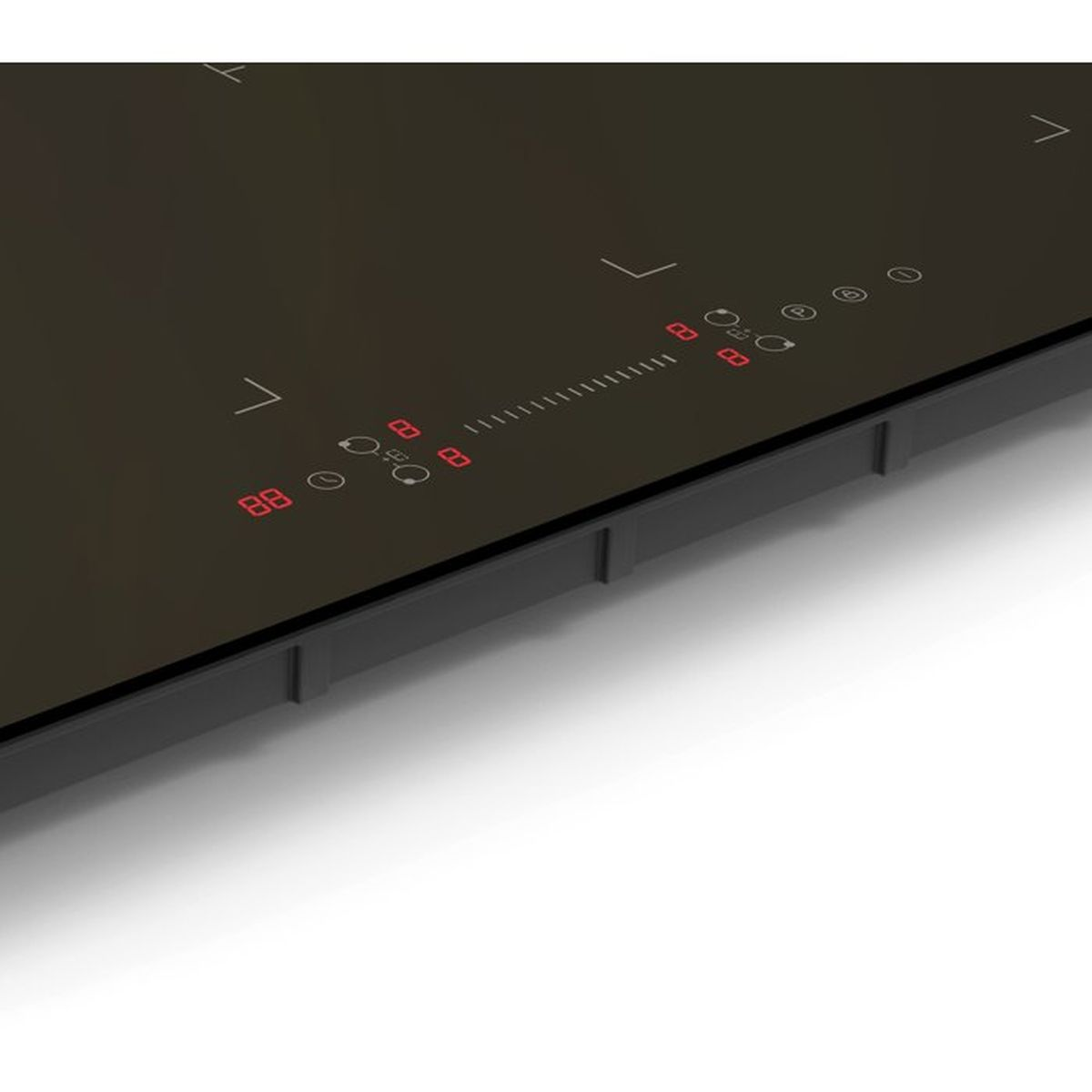 Primo piano di un piano cottura a induzione nero con display digitali rossi e controlli.