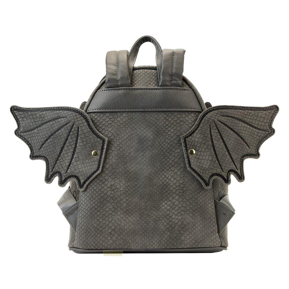 Mochila gris con alas de dragón y estampado de escamas.