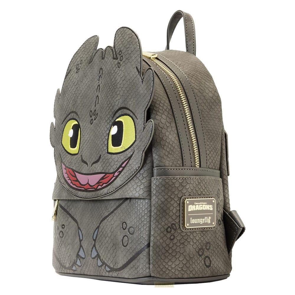 Mochila gris con la cara de un dragón con ojos amarillos y una gran sonrisa.
