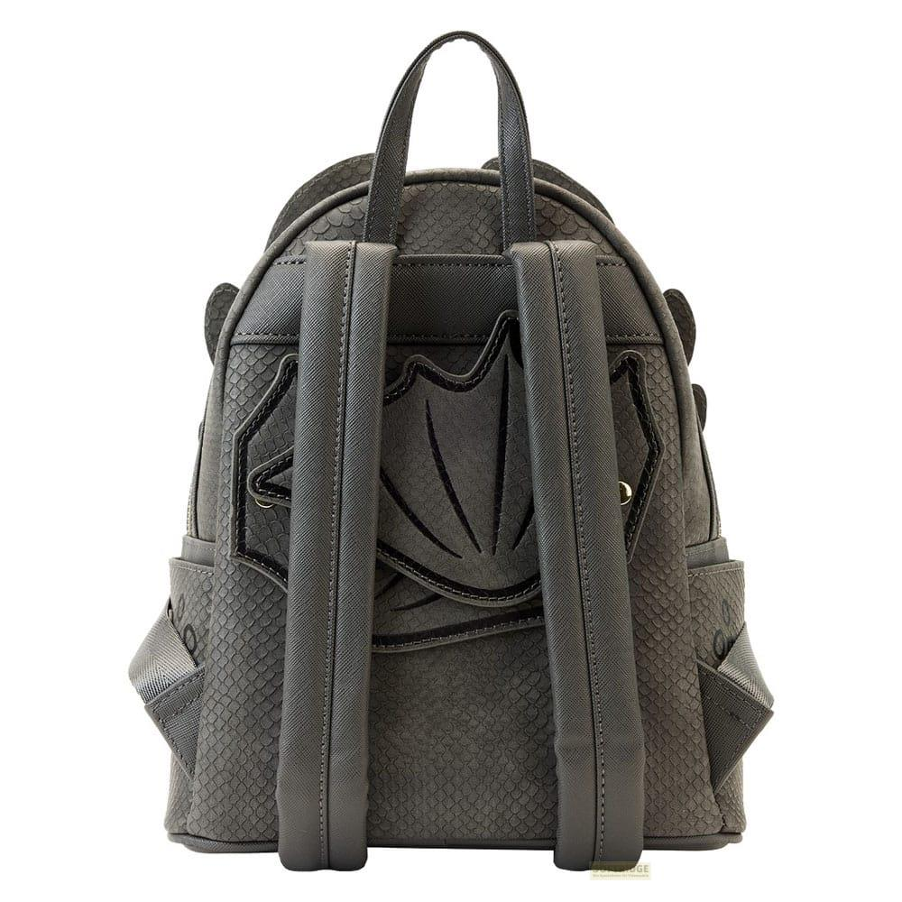 Una mochila gris con temática de dragón, escamas texturizadas y alas de murciélago a los lados.