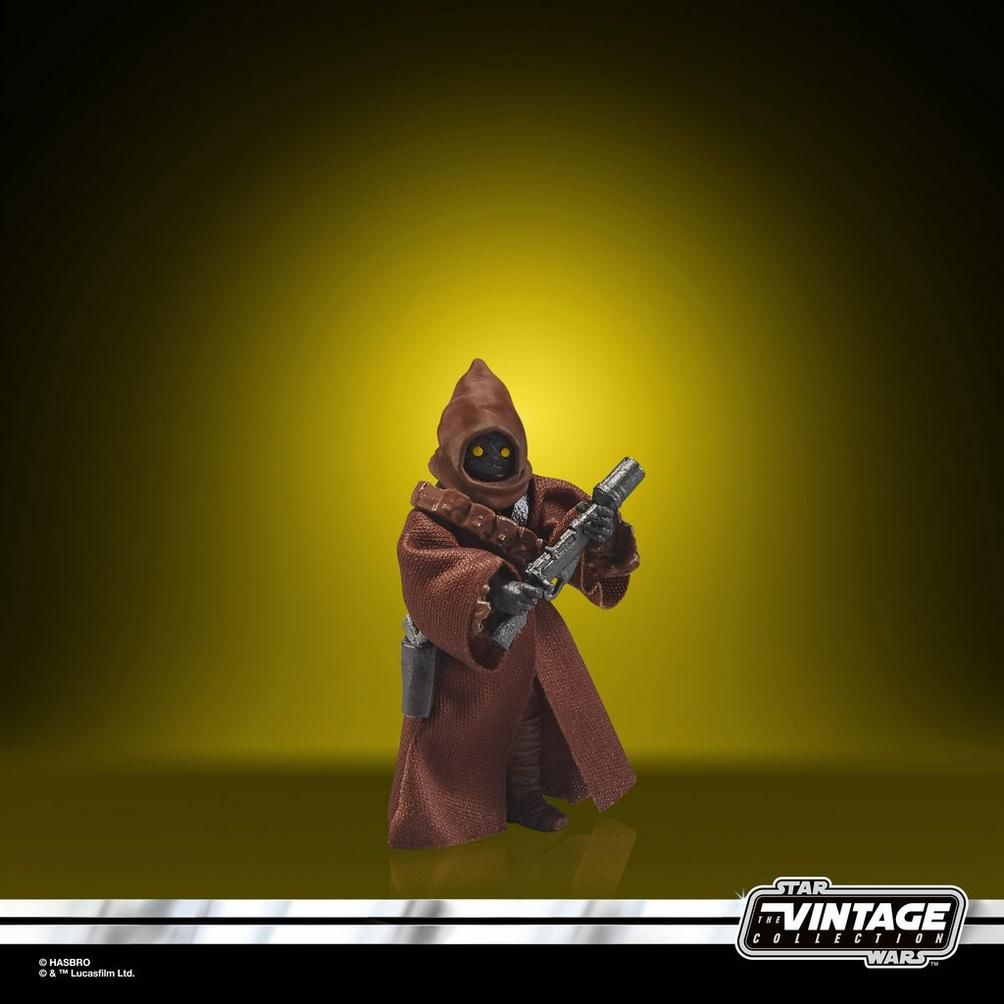 Una figura Jawa marrón con capucha sostiene un bláster plateado sobre fondo amarillo.