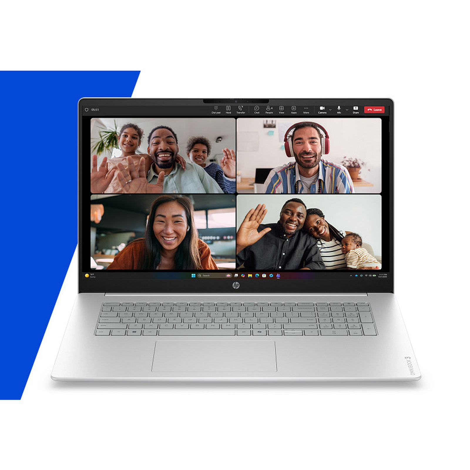 Ein Laptop zeigt vier Videoanrufe mit Familien und Freunden an.