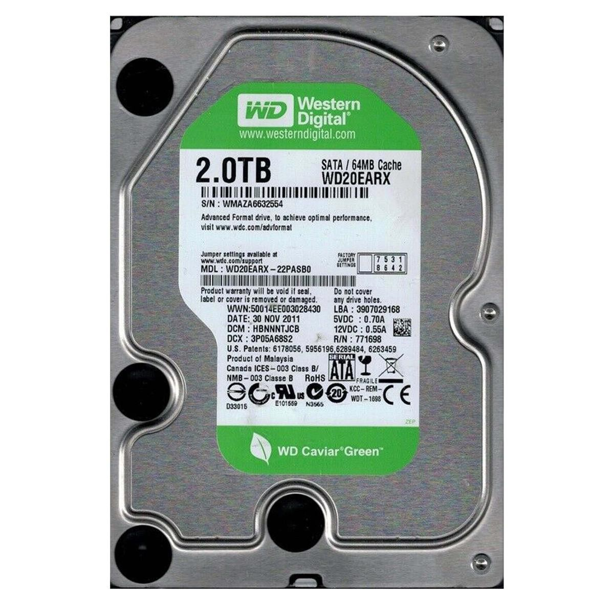 Un hard disk argentato WD Caviar Green da 2TB con etichette.