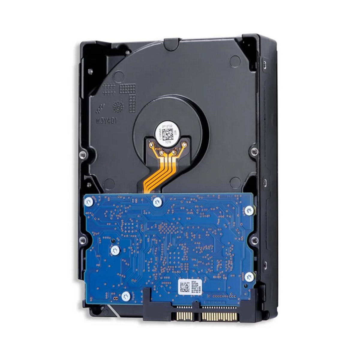 Hard disk con circuito blu e cavi arancioni su sfondo bianco.
