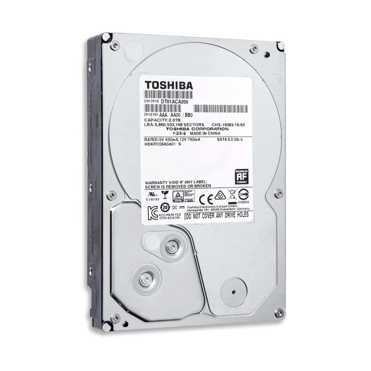 Disco rigido interno Toshiba da 2TB, modello DT01ACA200. L'etichetta mostra specifiche e certificazioni.