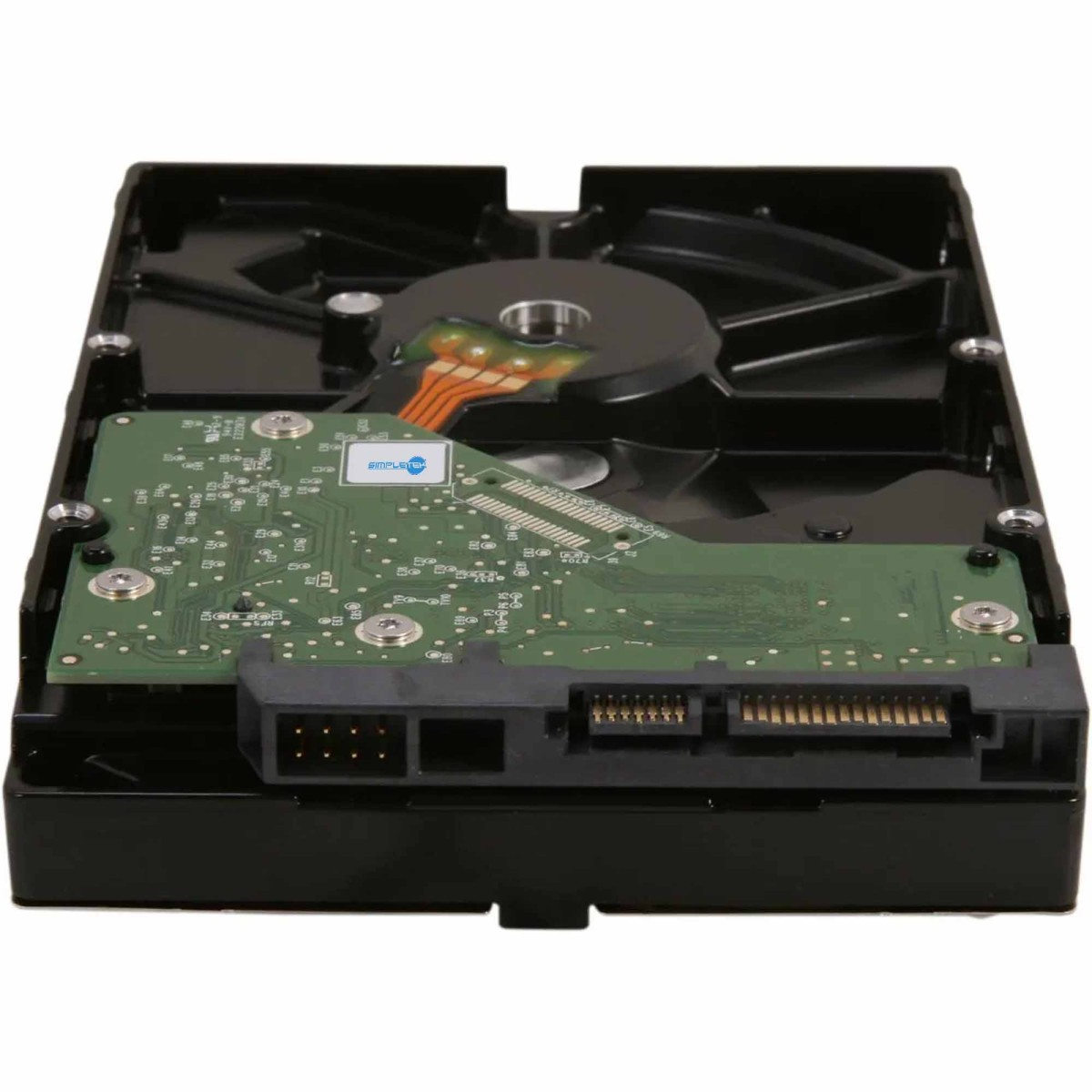 Un hard disk con scheda verde e connettori, sfondo bianco.