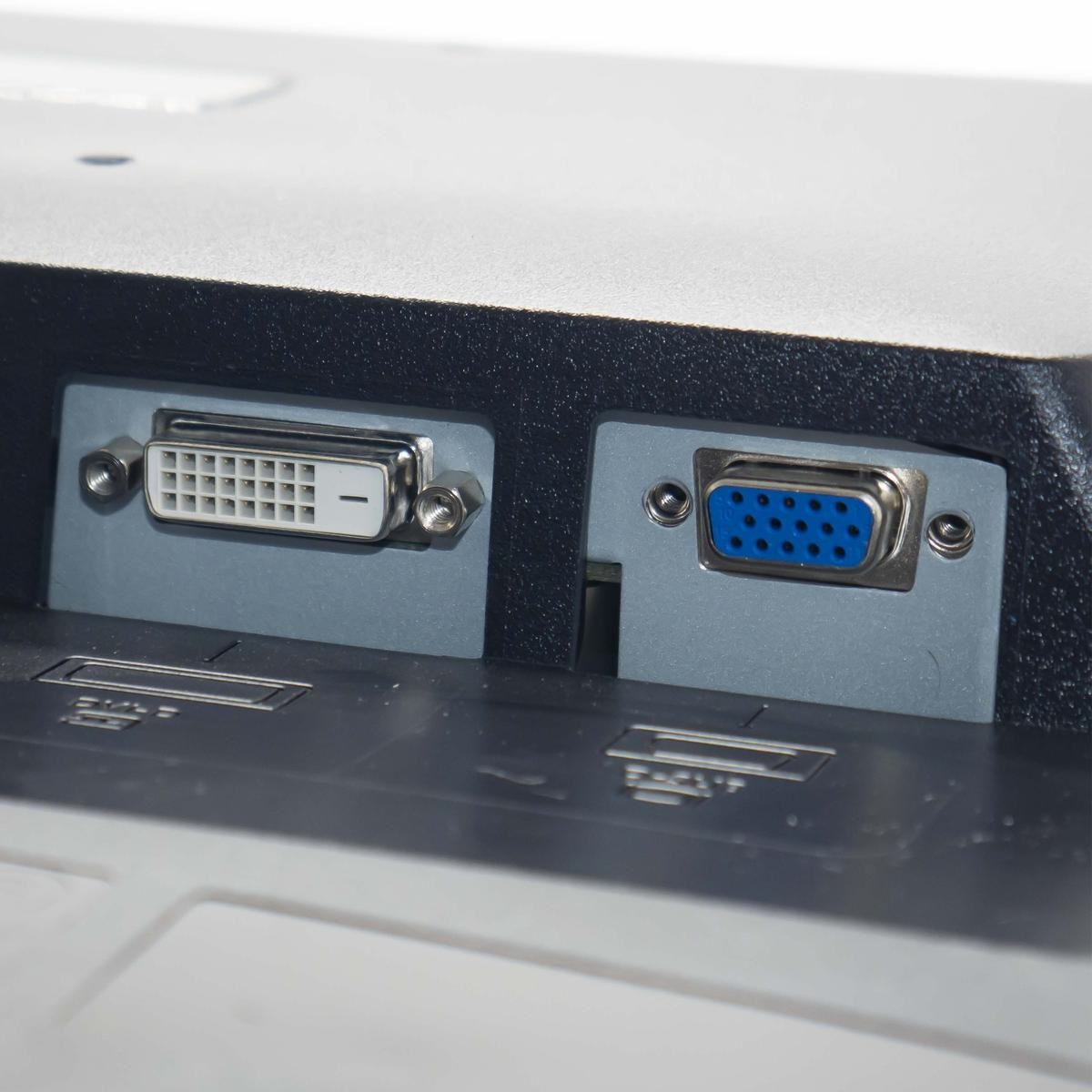 Primo piano di una porta DVI e VGA su un monitor di computer. La porta DVI è bianca, VGA blu.
