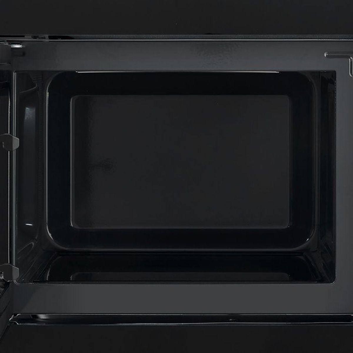 L'interno di un forno a microonde nero, che mostra un vassoio.
