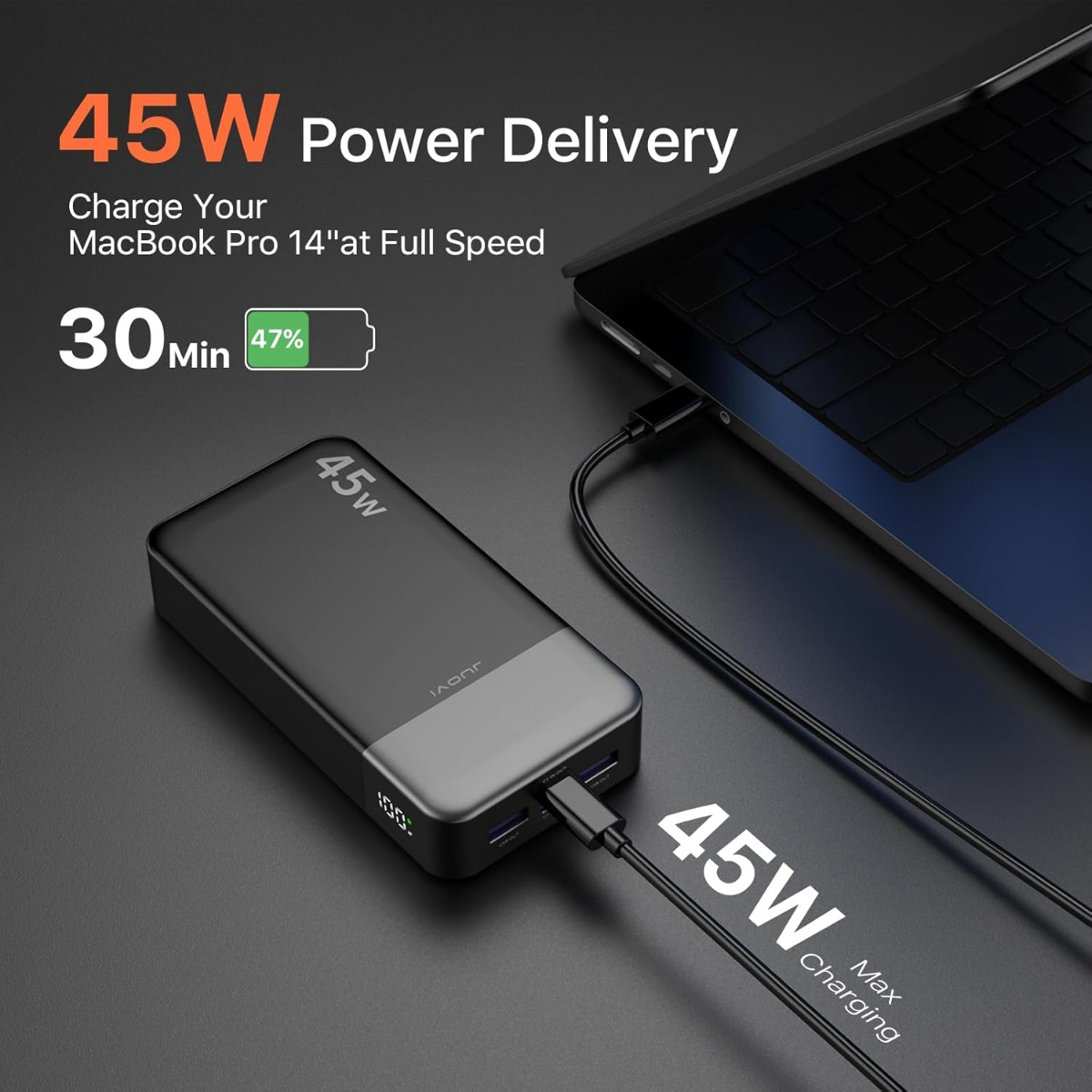 Schwarzer Powerbank lädt MacBook Pro 14 Zoll mit 45W. 47% Ladung.