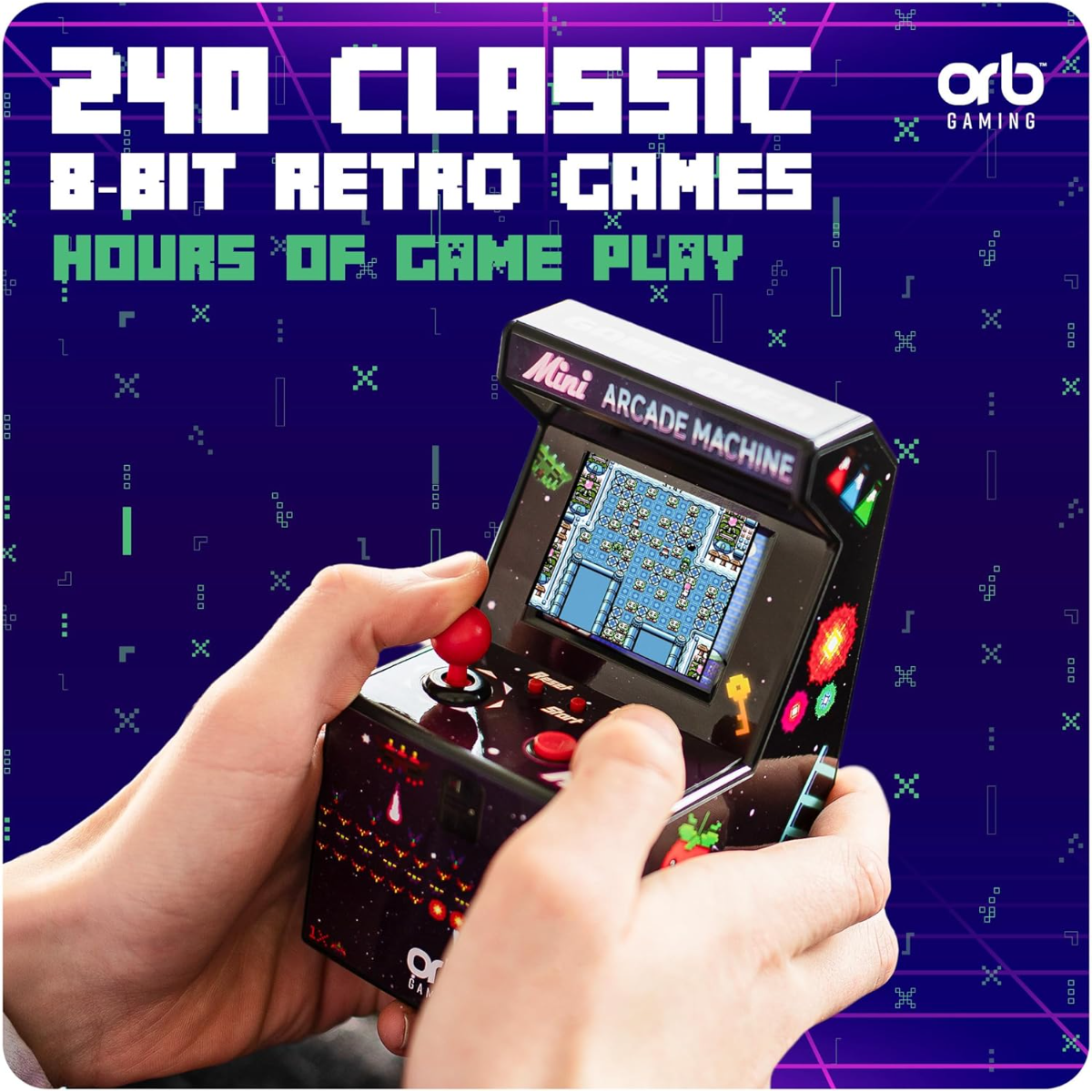 Manos sosteniendo una mini máquina arcade con un juego de 8 bits en pantalla.