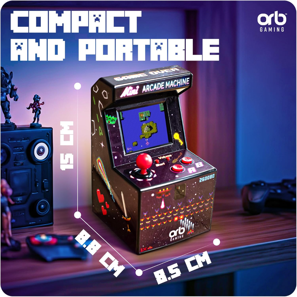Una mini máquina arcade, de 15 cm de altura, con joystick y botones, en una estantería.