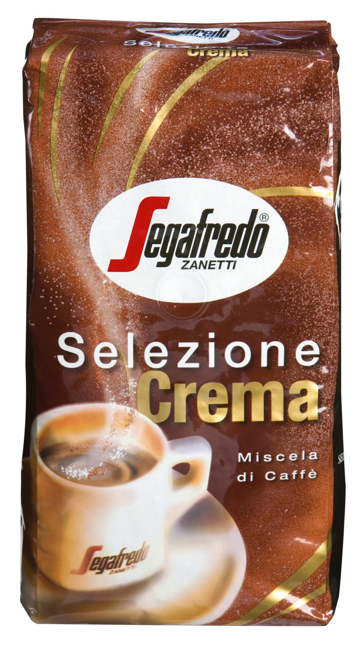 Una confezione di caffè macinato Segafredo Zanetti Selezione Crema con una tazza di caffè.