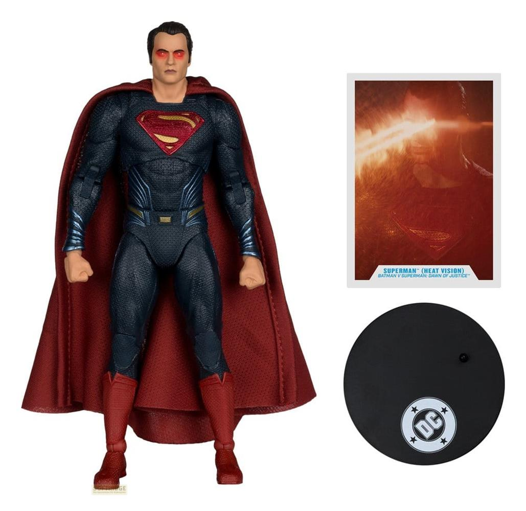 Action figure di Superman con mantello rosso e carta visione calorifica. Sfondo bianco.