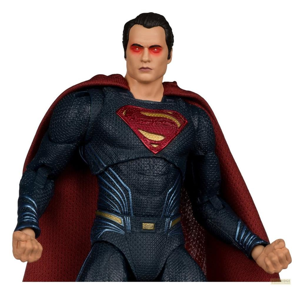 Action figure di Superman in costume blu scuro, mantello rosso e occhi rossi.