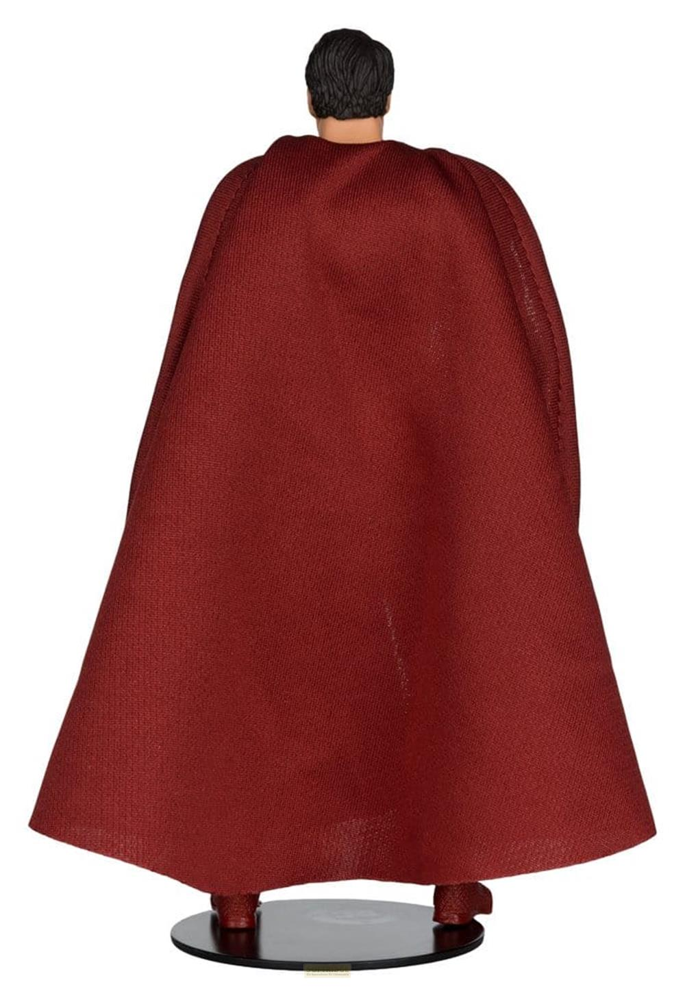 Vista posteriore di una figura con mantello rosso su base nera.