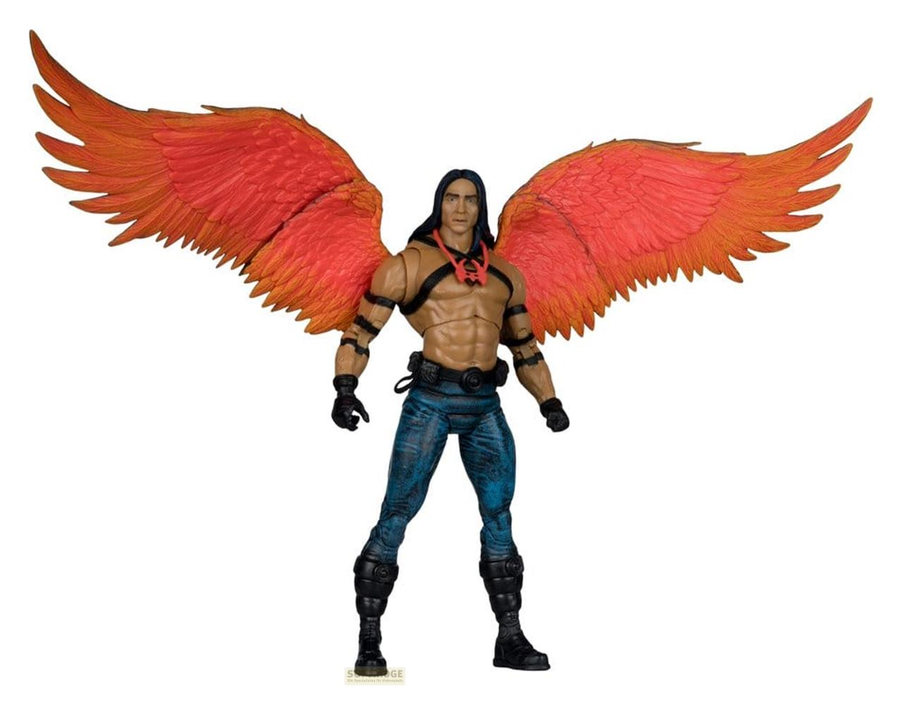 Männliche Actionfigur mit großen roten Federn, blauer Hose und schwarzem Oberteil.