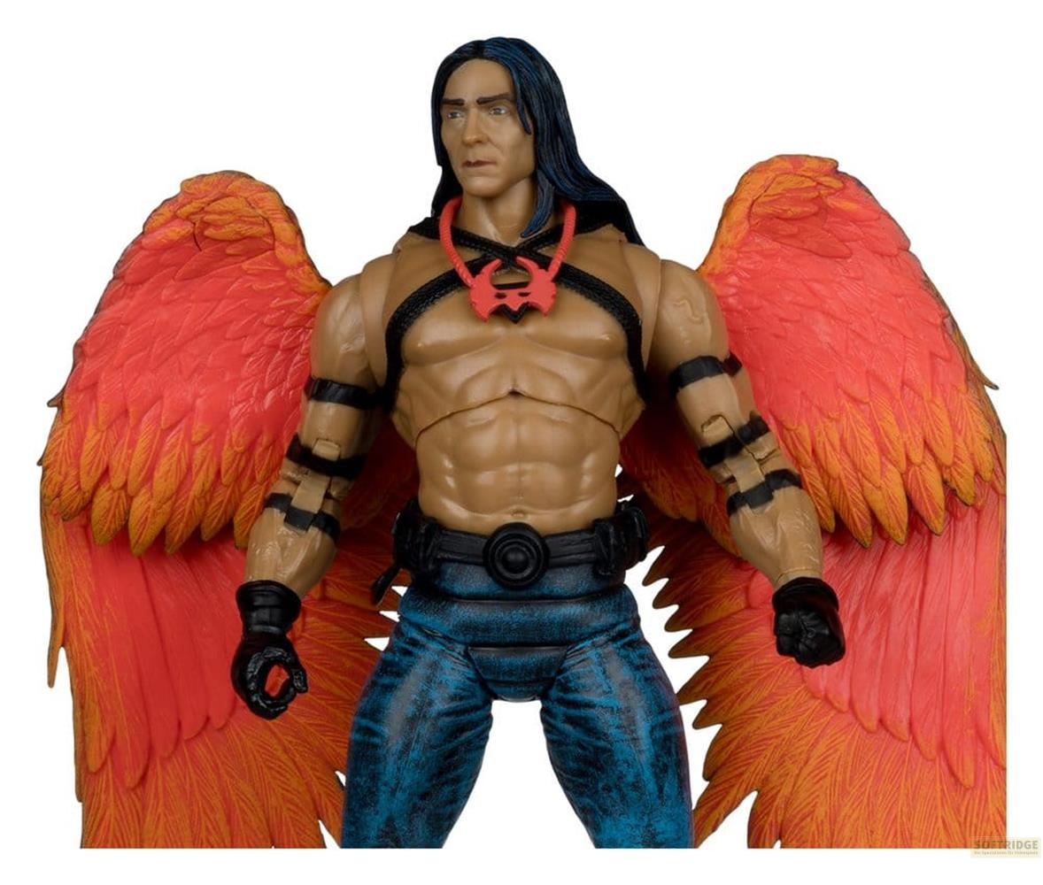 Eine Actionfigur eines muskulösen Mannes mit langen schwarzen Haaren, roten Flügeln und blauer Hose.