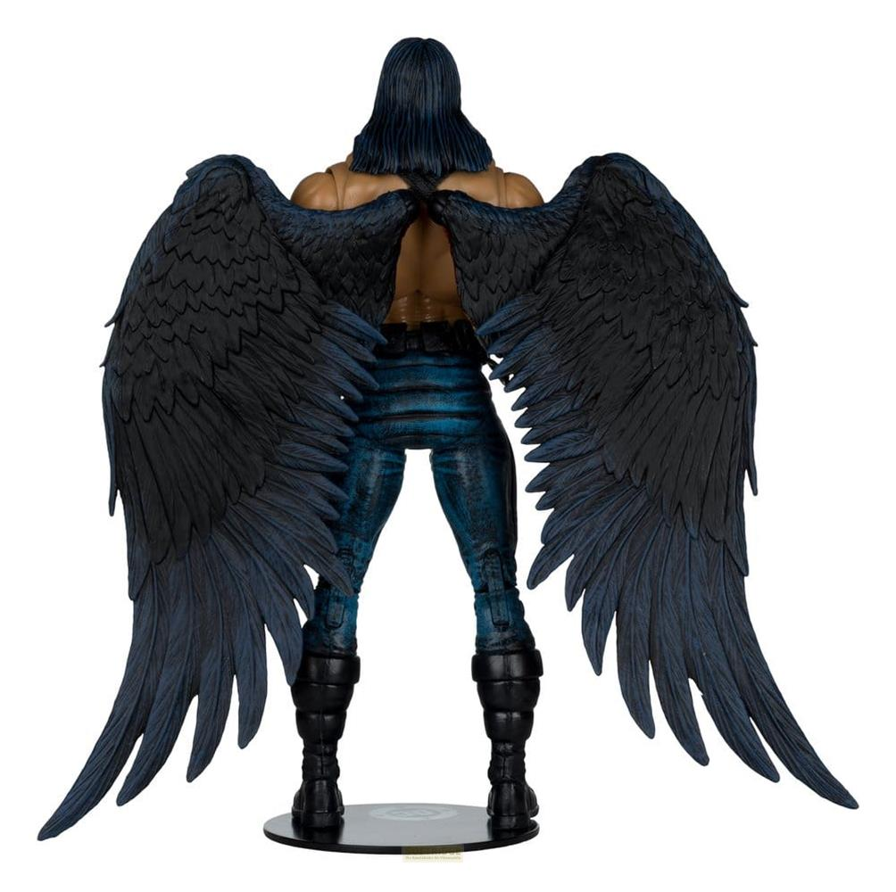Rückansicht einer männlichen Actionfigur mit großen schwarzen gefiederten Flügeln, blauer Jeans und schwarzen Stiefeln.