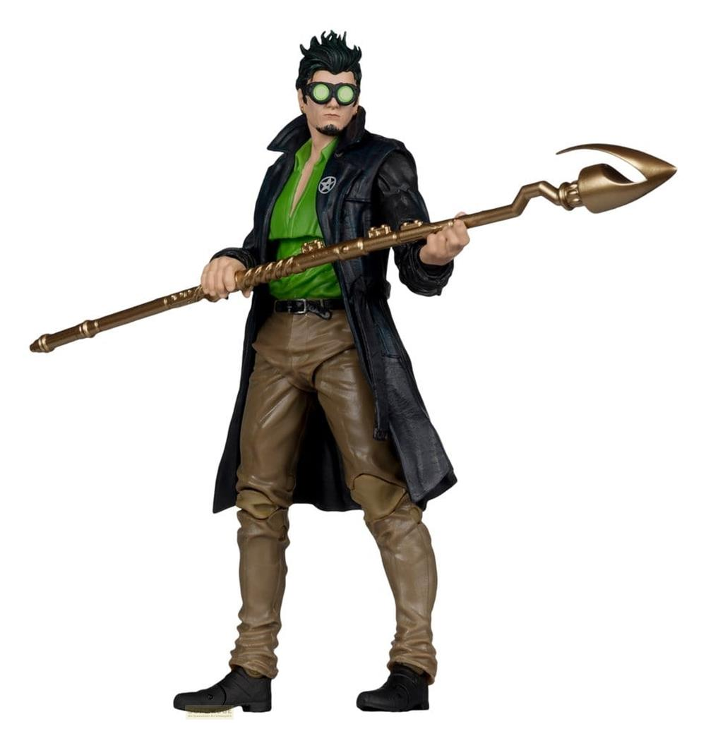Eine Actionfigur mit grüner Kleidung, schwarzem Mantel, brauner Hose und goldenem Stab.