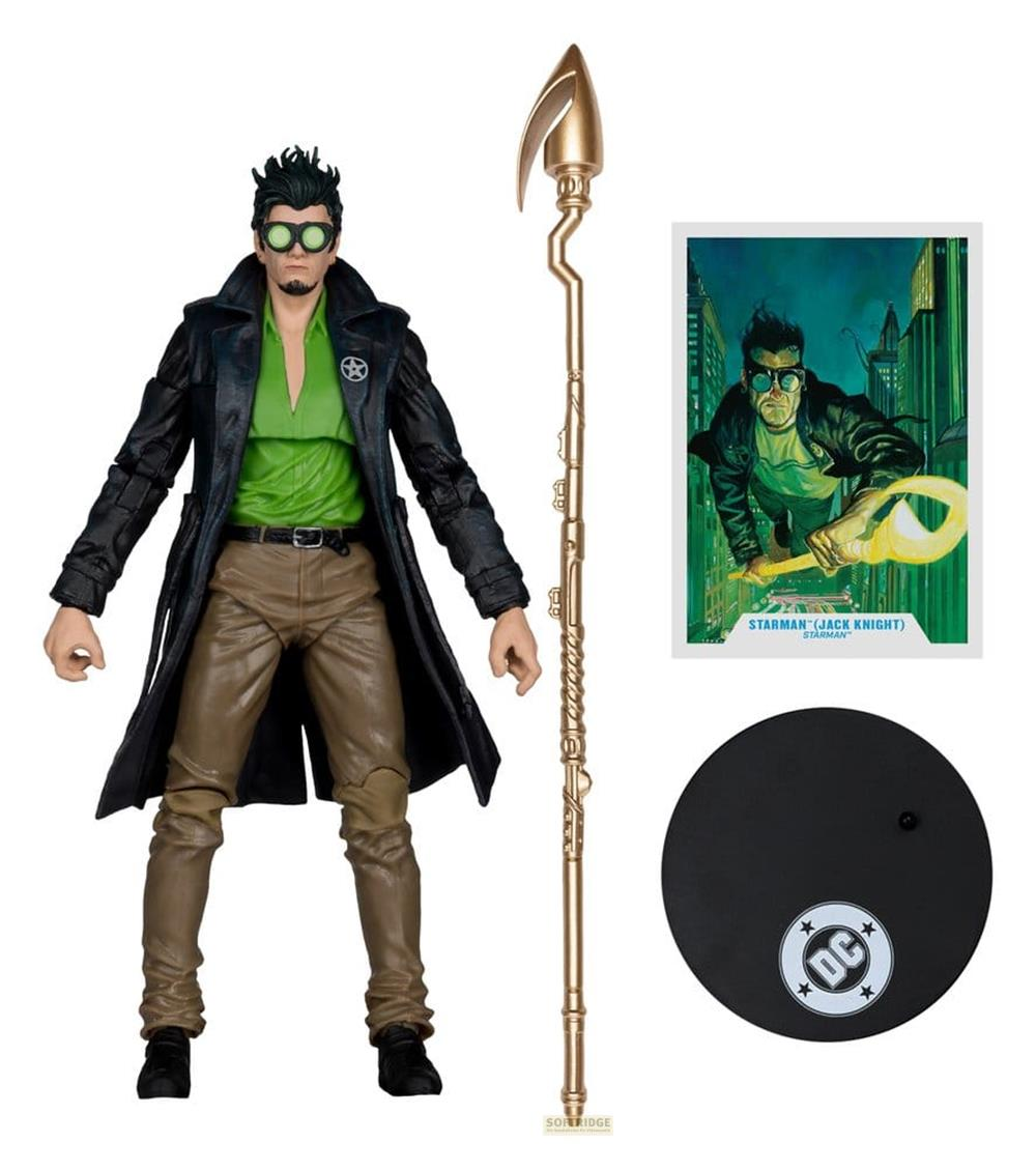 Eine Actionfigur mit einem Stab, einer Karte und einem runden Sockel.