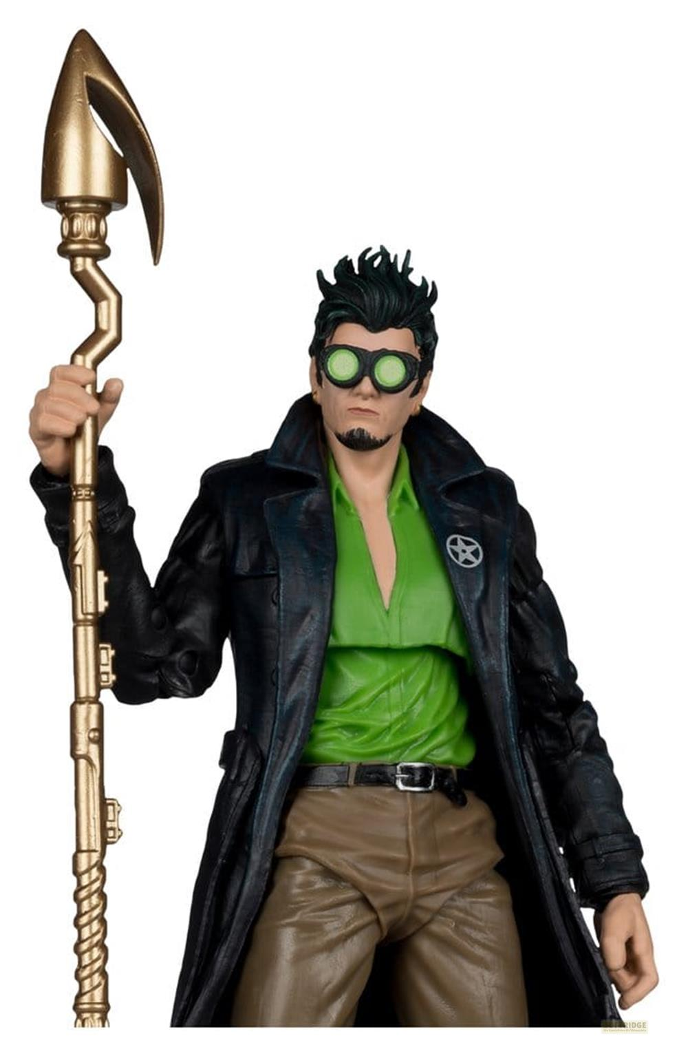 Eine Actionfigur eines Mannes mit grünem Hemd, brauner Hose, schwarzem Mantel und goldnem Stab.