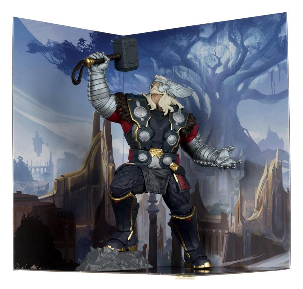 Thor-Figur mit erhobenem Hammer, Rüstung und Umhang, vor fantastischer Kulisse.