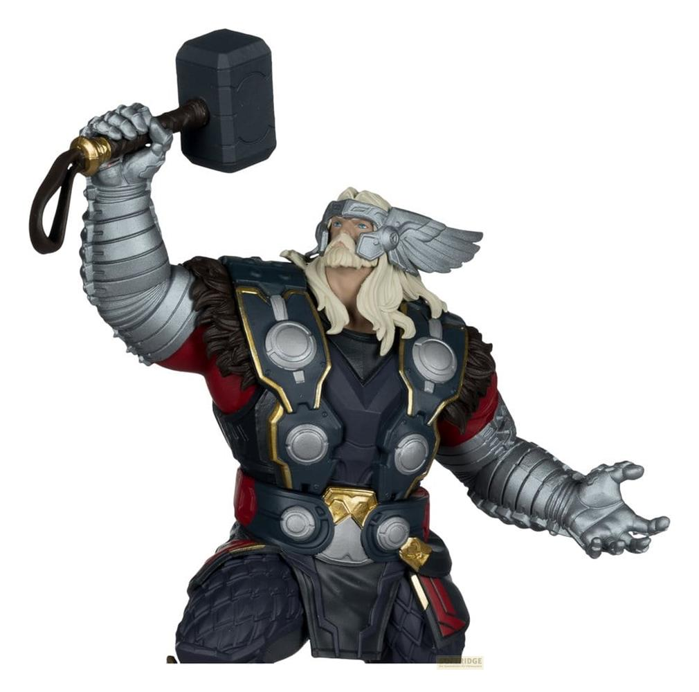 Thor mit Hammer und Helm, trägt blaue und silberne Rüstung.