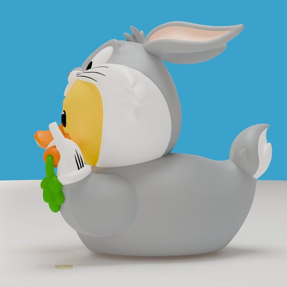Graue Gummi-Ente im Bugs Bunny-Kostüm, die eine Karotte isst.
